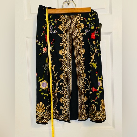 🎉HP🎉 Silk embroidery look skirt - Picture 2 of 8
